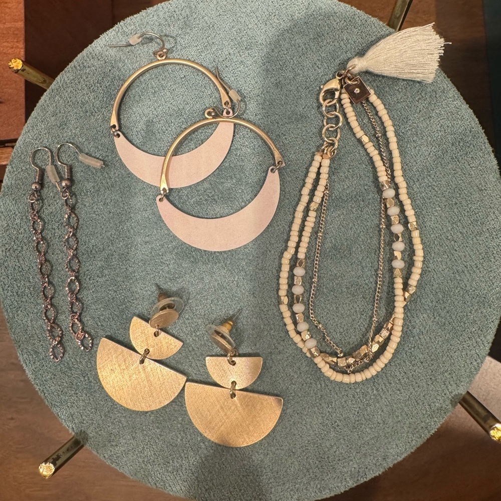 Elegant Gold and Cream Jewelry Set